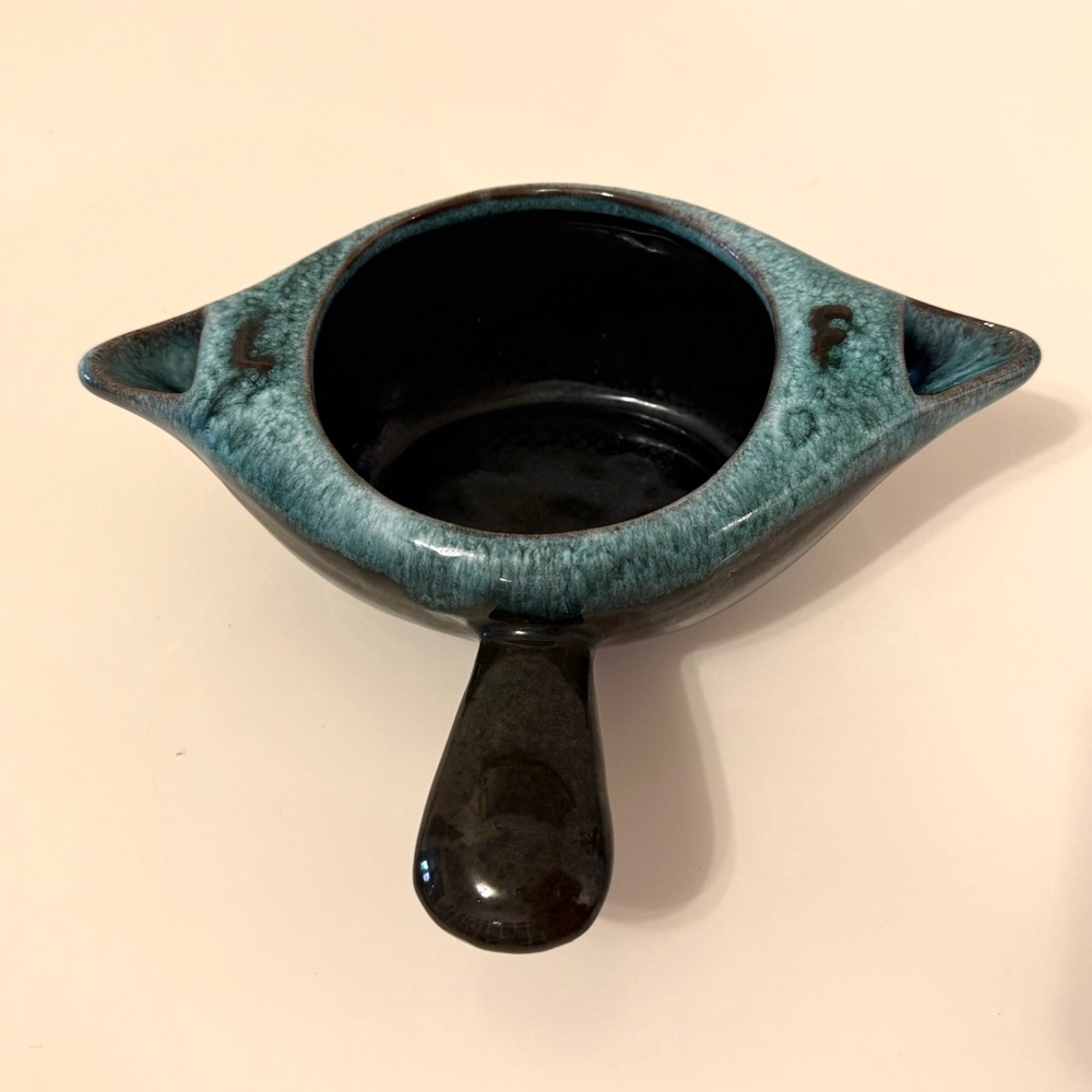 Vintage gravy boat or sauce separator by Evangeline Canada, model 947.